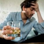 Alcoholismo Crónico: Qué Es, Síntomas, Causas Y Tratamiento.