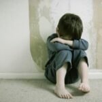 El niño abandonado y su vínculo inseguro: cómo la ausencia afectiva puede influir en su desarrollo.