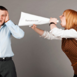 El sarcasmo como agresión verbal encubierta: cómo detectarlo y evitar conflictos.